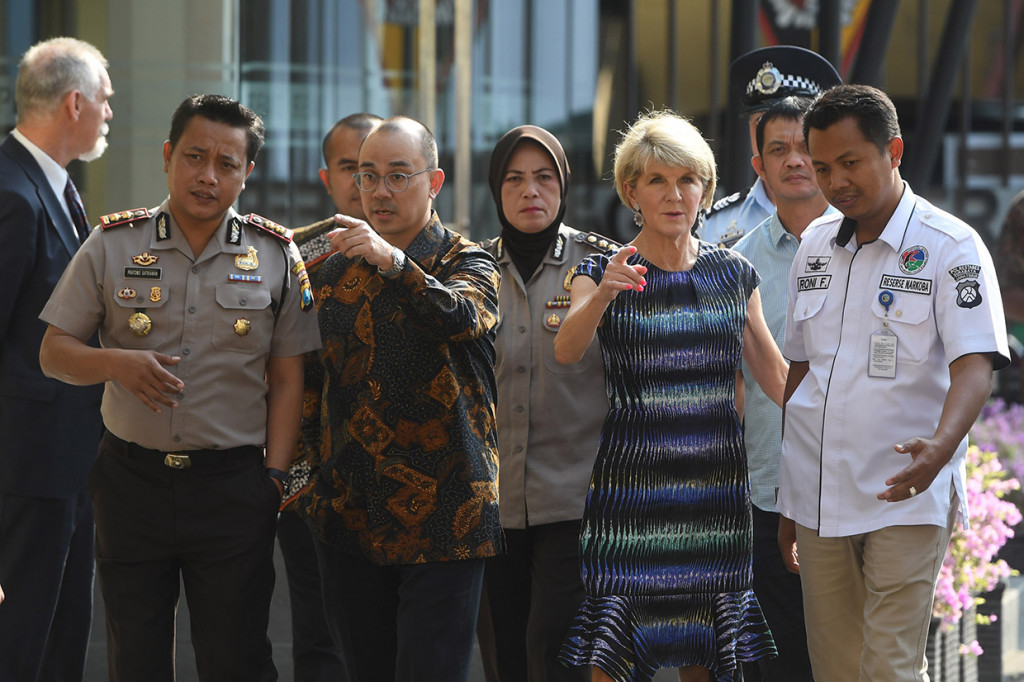 Julie Bishop juga mengunjungi Polrestabes Surabaya, Jawa Timur. Kunjungan tersebut dalam rangka mengamati lokasi teror bom yang terjadi pada 14 Mei lalu di Polrestabes Surabaya. 