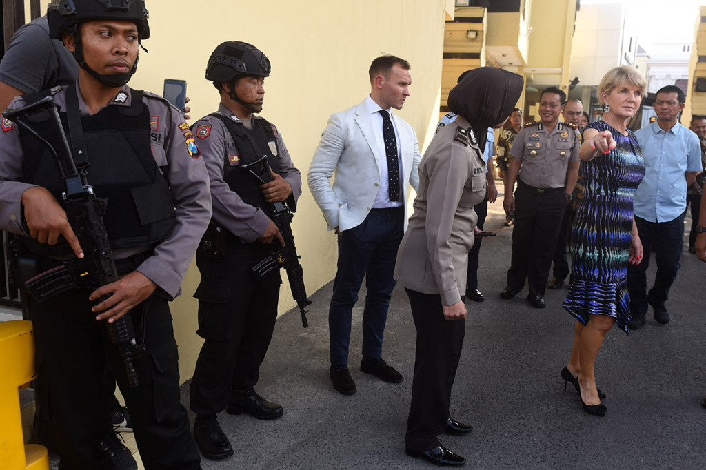 Menteri Luar Negeri Australia Julie Bishop (kanan) berbincang dengan petugas ketika berkunjung di Polrestabes Surabaya, Jawa Timur.