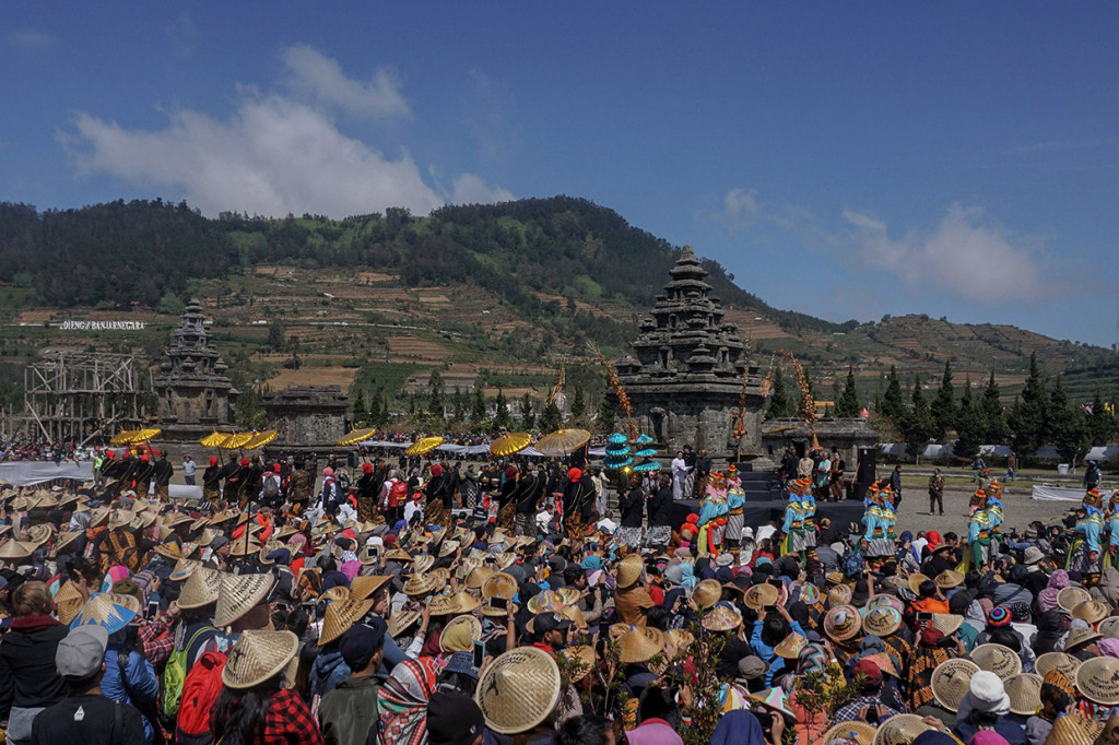 Ribuan wisatawan dari dalam dan luar negeri menyaksikan prosesi pemotongan rambut gimbal rangkaian dari Dieng Culture Festival (DCF) 2018 di kawasan Candi Arjuna, Dieng, Banjarnegara, Jawa Tengah.