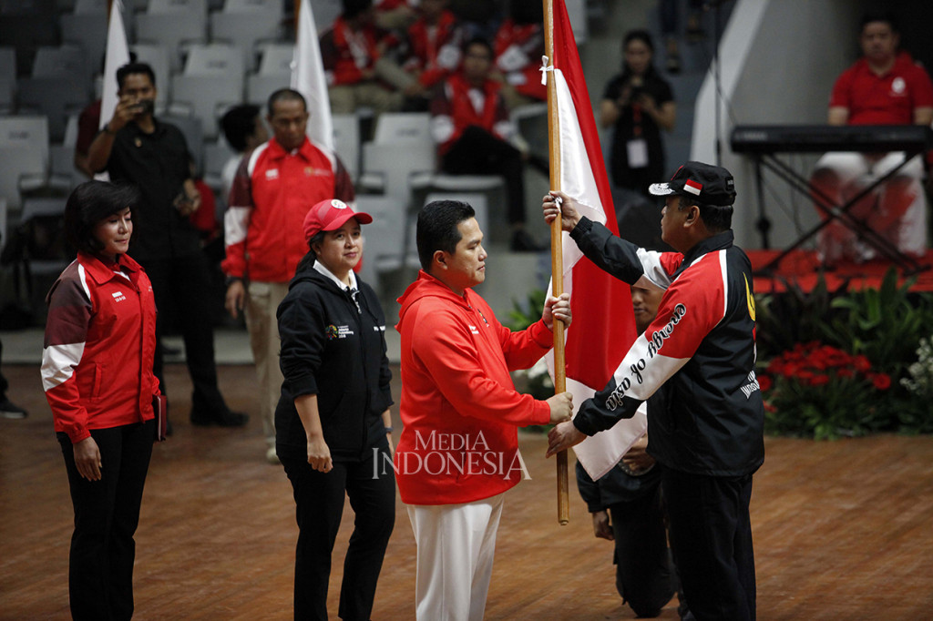 Menko PMK Puan Maharani (kedua kiri) menyaksikan Ketua Inasgoc Erick Thohir (tengah) menyerahkan bendera merah putih kepada Chief de Mission Indonesia Komjen Syafruddin ketika acara Pengukuhan Kontingen Asian Games 2018 ddi Istora Gelora Bung Karno, Senayan, Jakarta.
