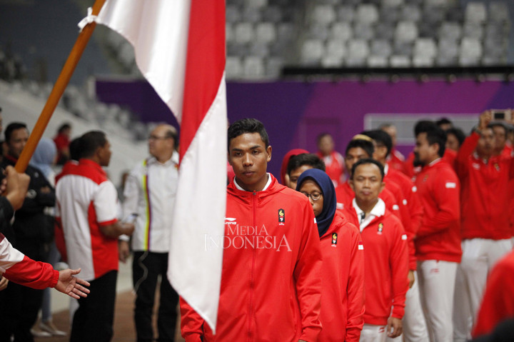 Pelari nasional Lalu Muhammad Zohri bersiap mencium bendera merah putih ketika acara Pengukuhan Kontingen Asian Games 2018 ddi Istora Gelora Bung Karno, Senayan, Jakarta.