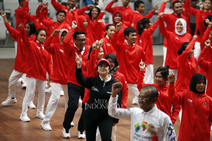 Menko PMK Puan Maharani (tengah) bersama Menpora Imam Nahrawi dan para atlet serta ofisial melakukan gerakan flashmob ketika acara Pengukuhan Kontingen Asian Games 2018 ddi Istora Gelora Bung Karno, Senayan, Jakarta.