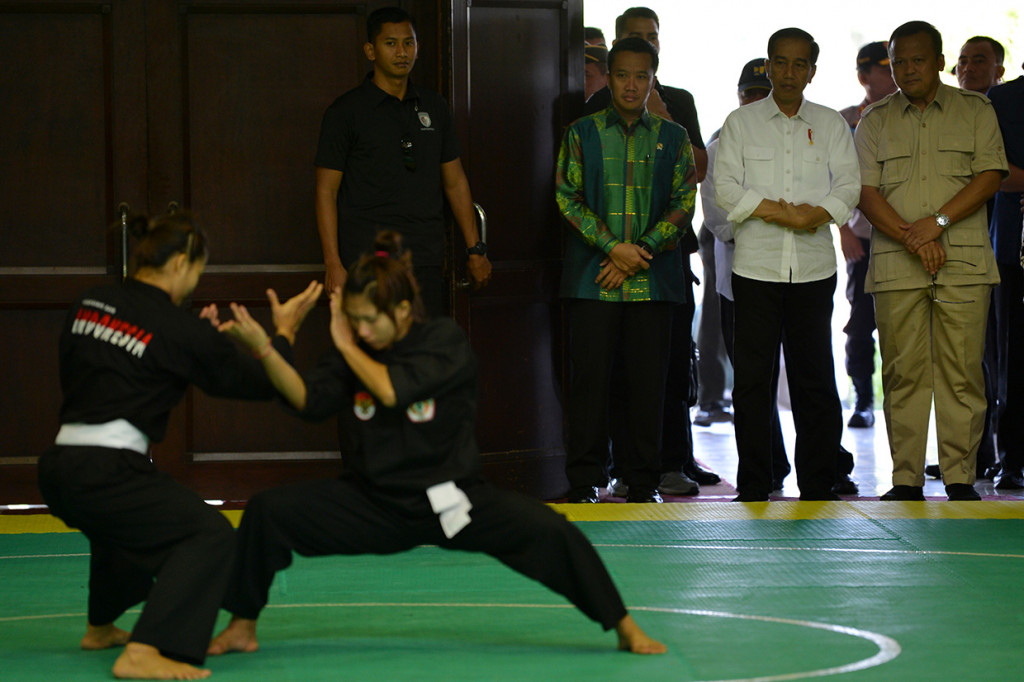 Presiden Joko Widodo (kedua kanan) didampingi Menpora Imam Nahrawi (kedua kiri) dan Ketua Harian Pengurus Besar Ikatan Pencak Silat Indonesia (IPSI) Edhy Prabowo (kanan) meninjau latihan pelatnas pencak silat di Padepokan Pencak Silat TMII, Jakarta.