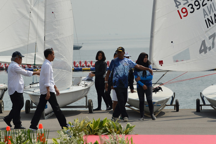 Setelah dari venue jetski, Jokowi bergegas menuju venue berlayar, yang terletak di Jalan Taman Marina. Di lokasi, Jokowi menandatangani prasasti sebagai tanda peresmian kedua venue tersebut.