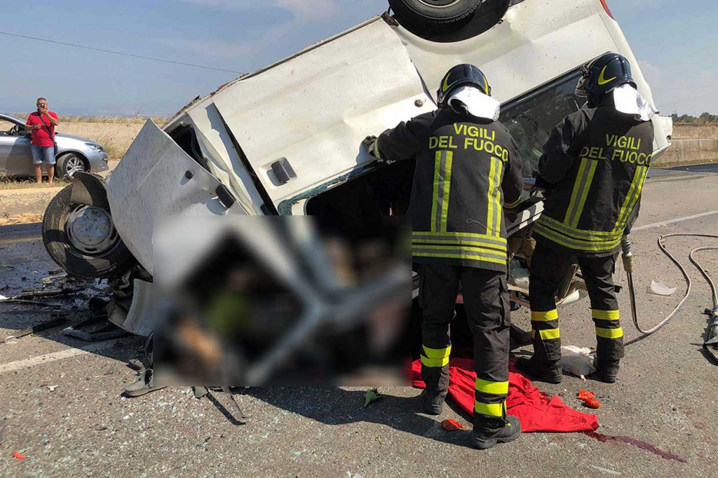 Sedikitnya 12 buruh rantau yang menumpang mobil tewas dalam kecelakaan tersebut.