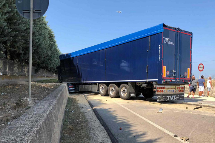 Media setempat menyatakan semua korban tewas berasal dari Afrika Utara dan dalam perjalanan pulang setelah seharian bekerja di ladang di Foggia, dekat laut Adriatik.