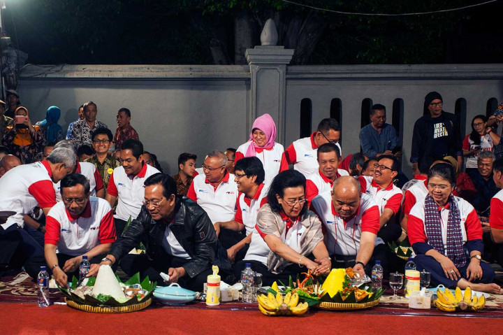 Dalam acara yang dihelat sebagai rangkaian Bulan Pancasila itu, Sri Sultan duduk lesehan di atas karpet didampingi istri, G.K.R. Hemas, Gubernur Jawa Tangeh Ganjar Pranowo, mantan Ketua Mahkamah Konstitusi Mahfud Md, serta bupati dan wali kota se-DIY.