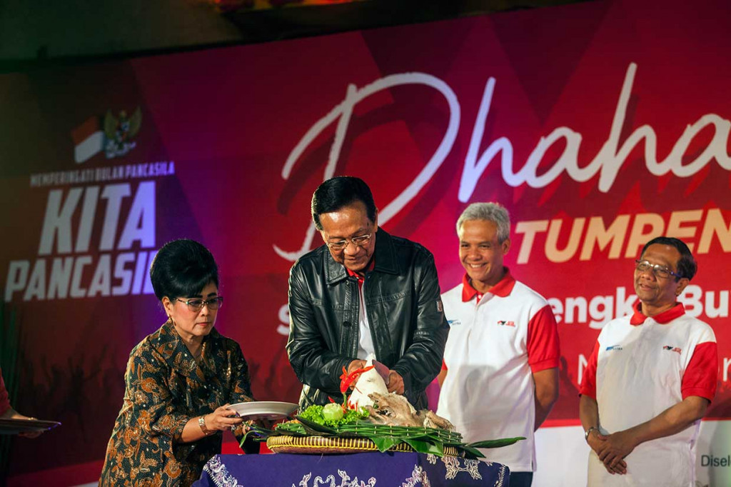 Sebelum acara dhahar kembul dimulai, Sultan memotong pucuk nasi tumpeng yang selanjutnya diberikan kepada mantan Ketua MK Mahfud Md. Raja Keraton Ngayogyakarta Hadiningrat itu berharap momentum 'Dhahar Kembul Tumpengan Pancasila' menjadi pembelajaran bahwa setiap pemimpin harus ada di tengah-tengah rakyatnya sambil bercengkerama dan berkomunikasi tanpa merasa ada hambatan.