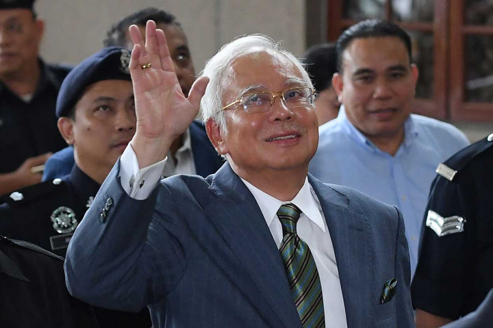 Najib, 65, dan keluarganya telah menghadapi pemeriksaan ketat sejak Mei, ketika hasil pemilihan di Malaysia membawa Mahathir Mohamad, mantan mentor yang jadi musuh, kembali naik ke tampuk kekuasaan. Mahathir, 93 tahun, dengan cepat membuka kembali penyelidikan atas 1MDB dan melarang Najib beserta istrinya, Rosmah Mansor, meninggalkan negara itu.