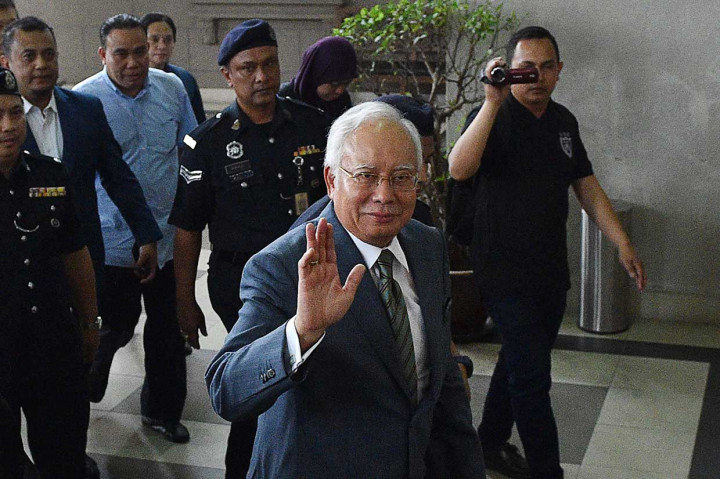 Bulan lalu Najib ditangkap dan didakwa menyalahgunakan kekuasaan dan pelanggaran kepercayaan terkait dengan dugaan transfer dana senilai 42 juta ringgit (USD 10,31 juta) ke rekening bank pribadnya dari SRC International, bekas unit dari 1MDB. Ia telah mengaku tak bersalah atas dakwaan-dakwaan tersebut dan dibebaskan setelah memberikan uang jaminan.