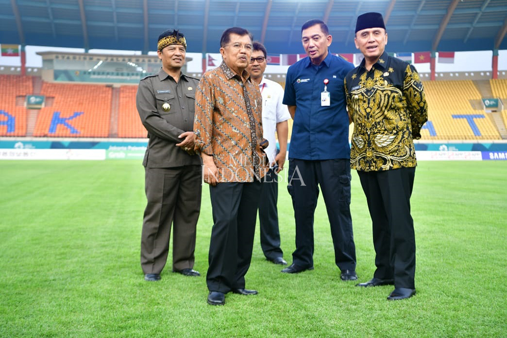 Wakil Presiden (Wapres) Jusuf Kalla didampingi Penjabat Gubernur Jawa Barat, Komisaris Jenderal Polisi Iriawan (kanan), Wakil Ketua INASGOC Letjen TNI (Purn) Syafrie Syamsuddin (kedua kanan), Bupati Bandung, Dadang Nasser (kiri) meninjau Stadion Si Jalak Harupat.
