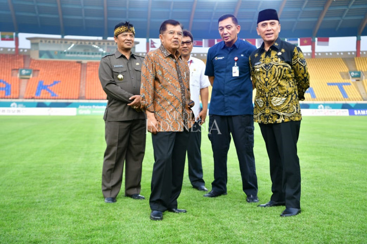 Wakil Presiden (Wapres) Jusuf Kalla didampingi Penjabat Gubernur Jawa Barat, Komisaris Jenderal Polisi Iriawan (kanan), Wakil Ketua INASGOC Letjen TNI (Purn) Syafrie Syamsuddin (kedua kanan), Bupati Bandung, Dadang Nasser (kiri) meninjau Stadion Si Jalak Harupat.
