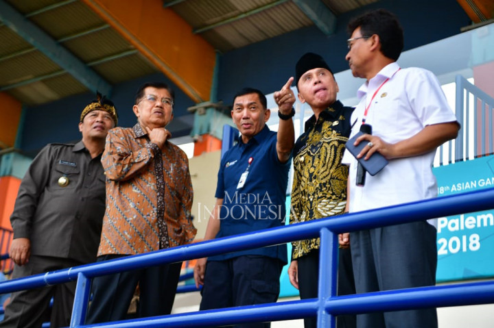 JK bersama rombongan meninjau sejumlah tempat antara lain, tribun utama VVIP, lapangan sepak bola, ruang wasit, ruang ganti pemain, hingga ruang konferensi pers.