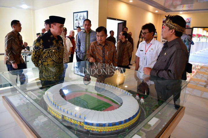 Wakil Presiden (Wapres) Jusuf Kalla didampingi Penjabat Gubernur Jawa Barat, Komisaris Jenderal Polisi Iriawan (kiri), Bupati Bandung, Dadang Nasser (kanan) melihat maket Stadion Si Jalak Harupat. 
