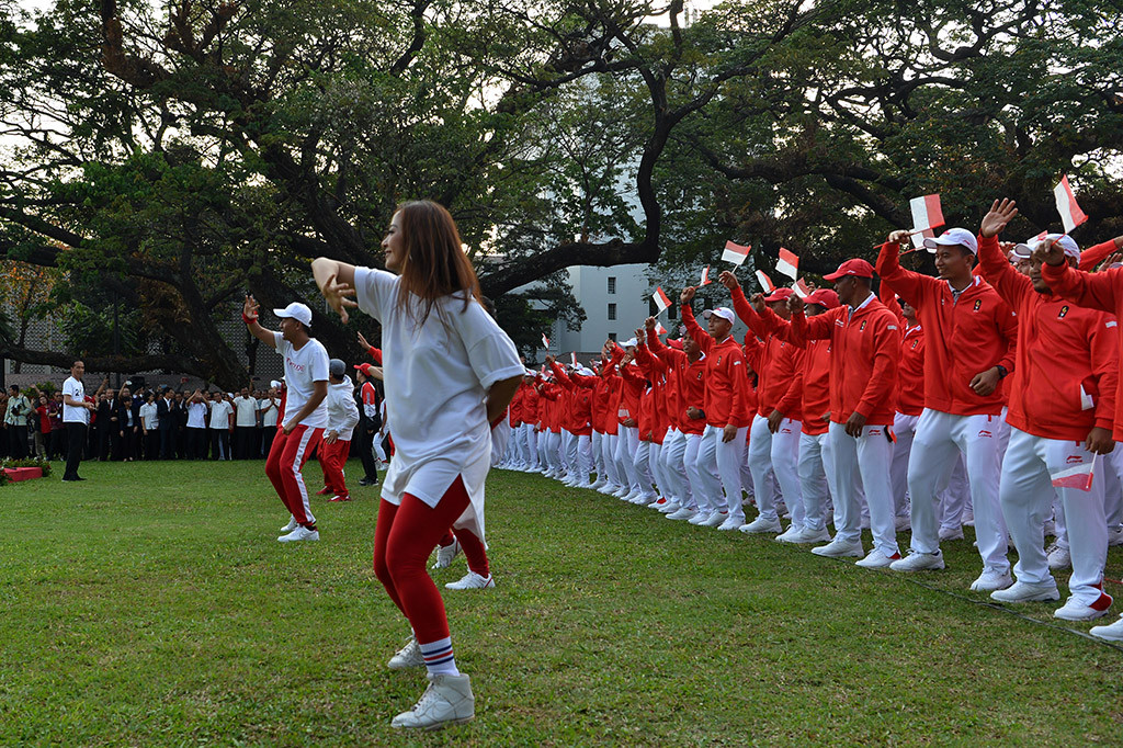 Presiden Joko Widodo (kiri) menyaksikan flash mob seusai memimpin upacara pelepasan kontingen Asian Games 2018 di halaman tengah Kompleks Istana, Jakarta.