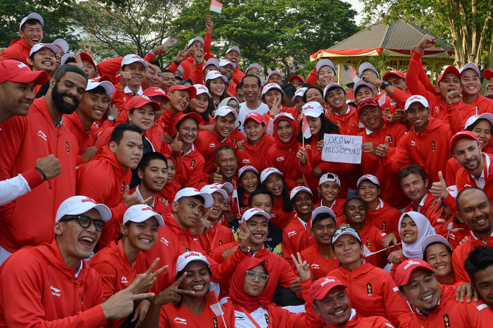 Presiden Joko Widodo (tengah) berfoto dengan atlet dan ofisial atletik seusai memimpin upacara pelepasan kontingen Asian Games 2018 di halaman tengah Kompleks Istana, Jakarta.