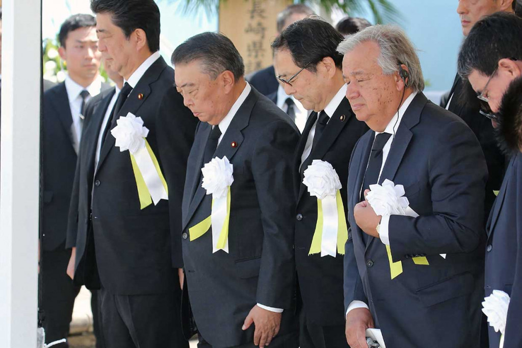 Sekretaris Jenderal PBB Antonio Guterres (kanan) dan Perdana Menteri Jepang Shinzo Abe (kiri) menghadiri upacara peringatan ke-73 pemboman atom di Peace Memorial Park di Nagasaki, Kamis, 9 Agustus 2018.