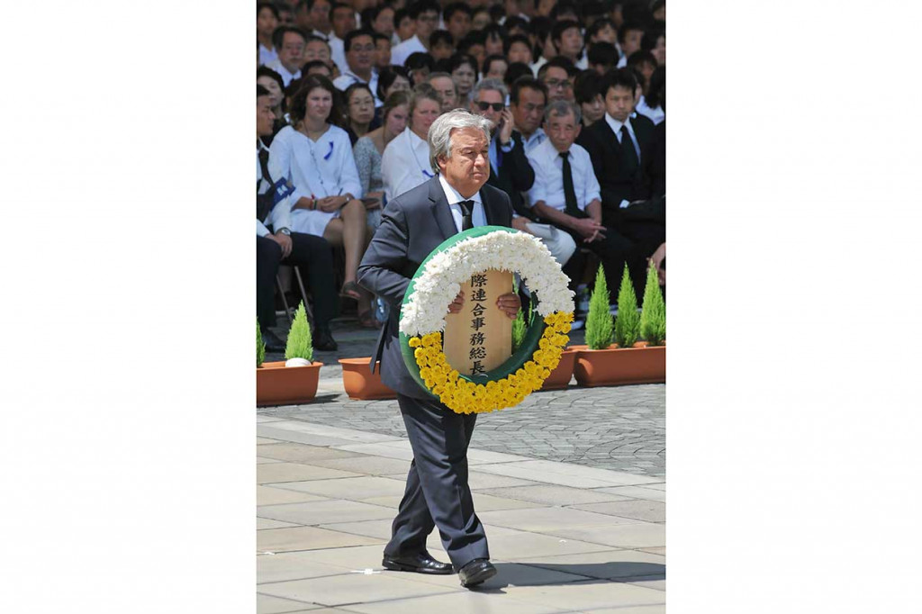 Guterres meletakkan karangan buka di Peace Memorial Park di Nagasaki.
