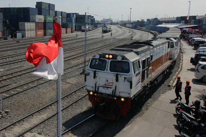 Petugas mengawasi keberangkatan kereta api yang mengangkut gerbong berisi limbah B3 (bahan berbahaya beracun) di Stasiun Kalimas, Surabaya, Jawa Timur, Kamis, 9 Agustus 2018.