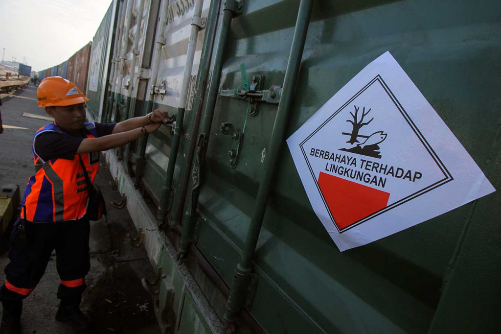 PT Kereta Api Indonesia (KAI) melalui PT Kereta Api Logistik (Kalog) bekerja sama dengan PT Prasadha Pamunah Limbah Industri (PPLI) meluncurkan angkutan limbah B3 (bahan berbahaya beracun) dari Stasiun Kalimas, Surabaya ke Stasiun Nambo, Bogor.