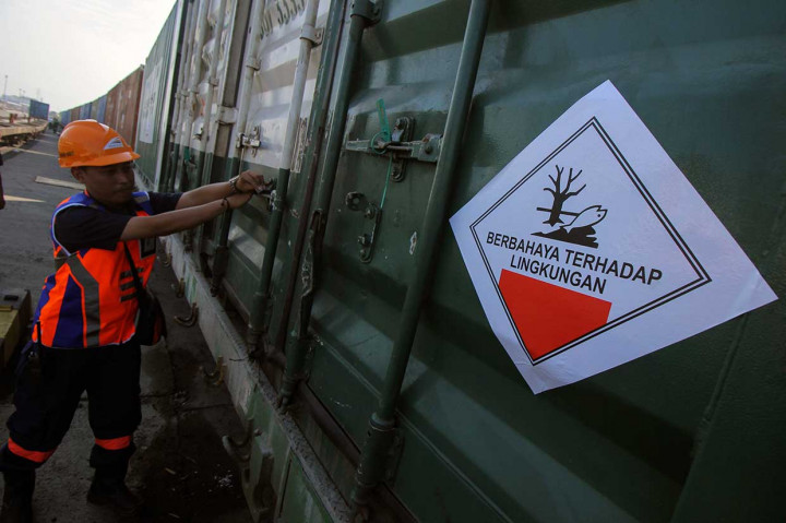 PT Kereta Api Indonesia (KAI) melalui PT Kereta Api Logistik (Kalog) bekerja sama dengan PT Prasadha Pamunah Limbah Industri (PPLI) meluncurkan angkutan limbah B3 (bahan berbahaya beracun) dari Stasiun Kalimas, Surabaya ke Stasiun Nambo, Bogor.