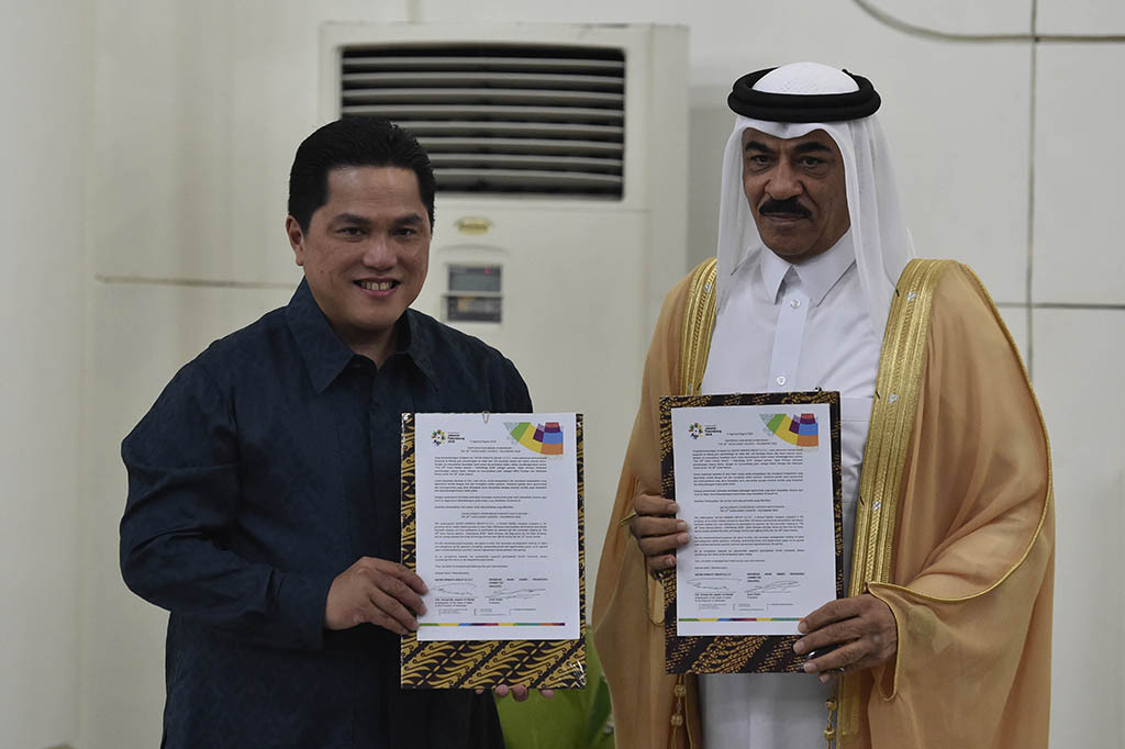 Duta Besar Qatar untuk Indonesia Ahmad Bin Jassim Mohammed Ali Al-Hamar (kanan) bersama Ketua Inasgoc Erick Thohir menunjukkan dokumen kerja sama terkait Asian Games XVIII di Kantor Wakil Presiden, Jakarta.