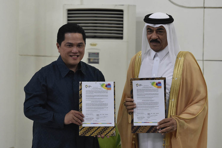Duta Besar Qatar untuk Indonesia Ahmad Bin Jassim Mohammed Ali Al-Hamar (kanan) bersama Ketua Inasgoc Erick Thohir menunjukkan dokumen kerja sama terkait Asian Games XVIII di Kantor Wakil Presiden, Jakarta.