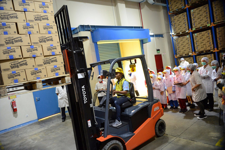 Iis menambahkan, kegiatan ini bukan hanya sekedar tour dengan melihat seisi pabrik dan produksinya. Tapi, lanjutnya, program ini menitikberatkan kepada pemahaman dan daya tangkap yang dimiliki anak-anak. 