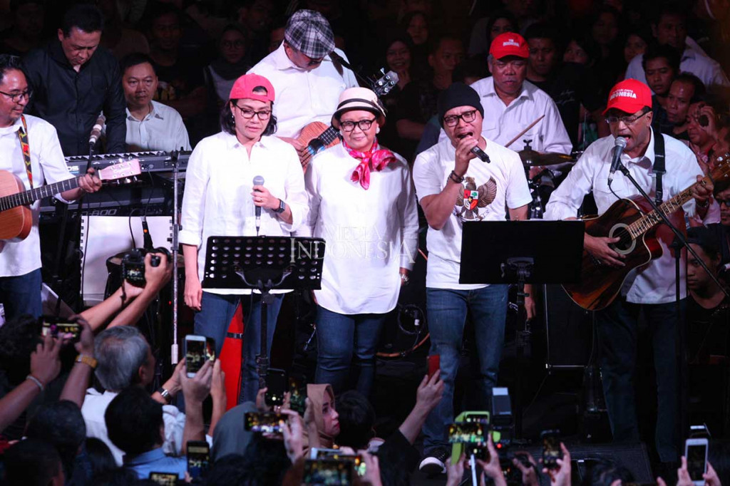 Grup Elek Yo Band menghadirkan Menteri Pekerjaan Umum dan Perumahan Rakyat Basuki Hadimuljono (drum), Kepala Badan Ekonomi Kreatif Triawan Munaf (keyboard), serta Menteri Ketenagakerjaan Hanif Dhakiri, dan Menteri Perhubungan Budi Karya Sumadi masing-masing pada gitar akustik dan vokal. Ada pula Menteri Luar Negeri Retno Marsudi dan Menteri Keuangan Sri Mulyani, sebagai vokalis dan suami Menlu Retno, Agus Marsudi, turut serta memainkan gitar.