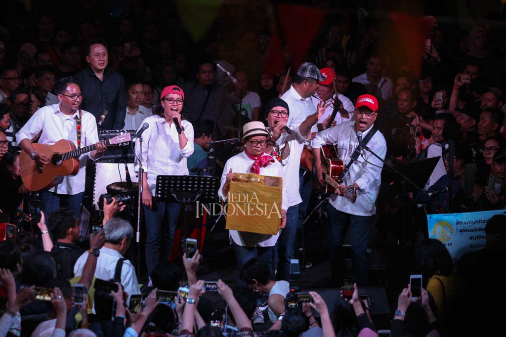 Dalam konser tersebut Elek Yo Band membawakan beberapa lagu hits dari dalam dan luar negeri, seperti 'Stand By Me', 'Bento', dan 'Andaikan Kau Datang Kembali'. Antusiasme masyarakat yang turut menyaksikan konser amal yang digelar secara gratis itu sangat tinggi, sehingga para menteri akhirnya membawakan lima buah lagu.
