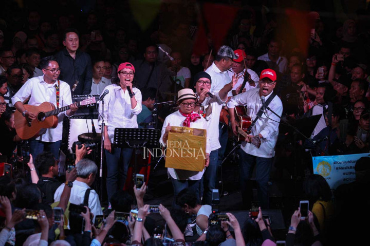 Dalam konser tersebut Elek Yo Band membawakan beberapa lagu hits dari dalam dan luar negeri, seperti 'Stand By Me', 'Bento', dan 'Andaikan Kau Datang Kembali'. Antusiasme masyarakat yang turut menyaksikan konser amal yang digelar secara gratis itu sangat tinggi, sehingga para menteri akhirnya membawakan lima buah lagu.