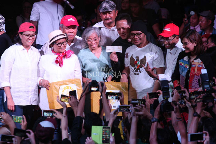Kompak memakai topi dengan gaya yang berbeda-beda, para menteri dan pejabat negara membawakan lagu dengan santai, bahkan, Menlu Retno sempat turun panggung dan berkeliling membawa kotak sumbangan untuk diisi dengan donasi dari para penonton.