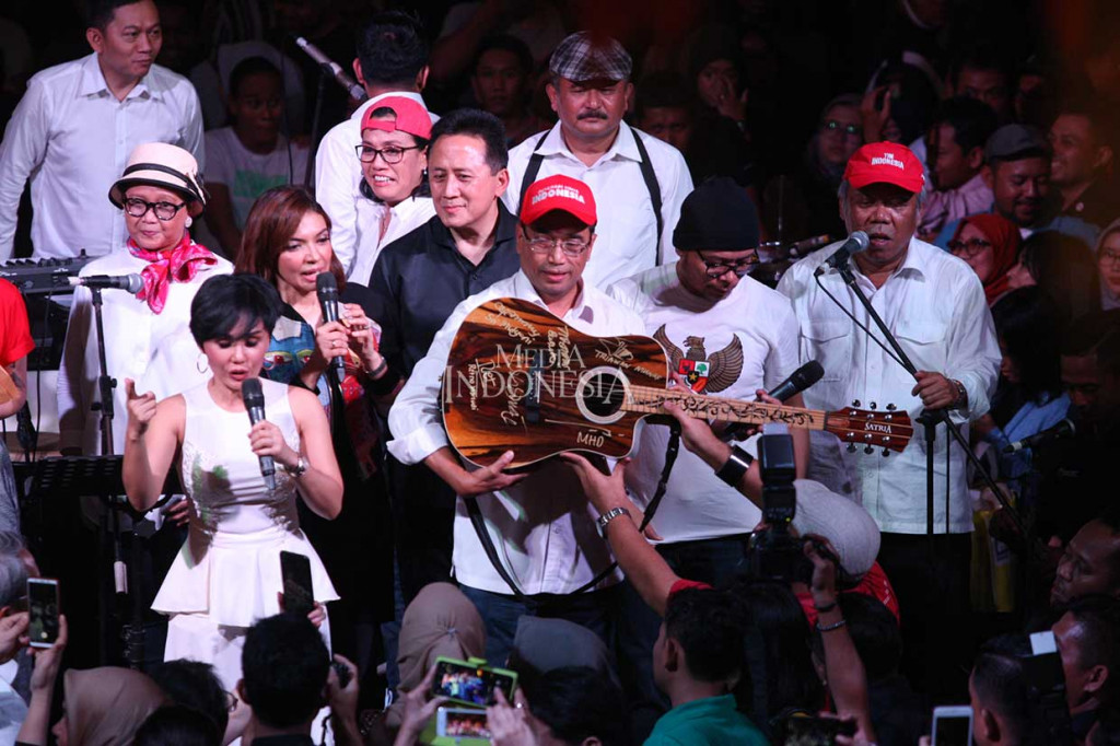 Sementara dalam kesempatan tersebut, personel Elek Yo Band, Budi Karya Sumadi melelang gitar kesayangannya. Gitar buatan dalam negeri yang telah dibubuhi tandatangan semua personel Elek Yo Band tersebut akhirnya laku terjual Rp200 juta. 
