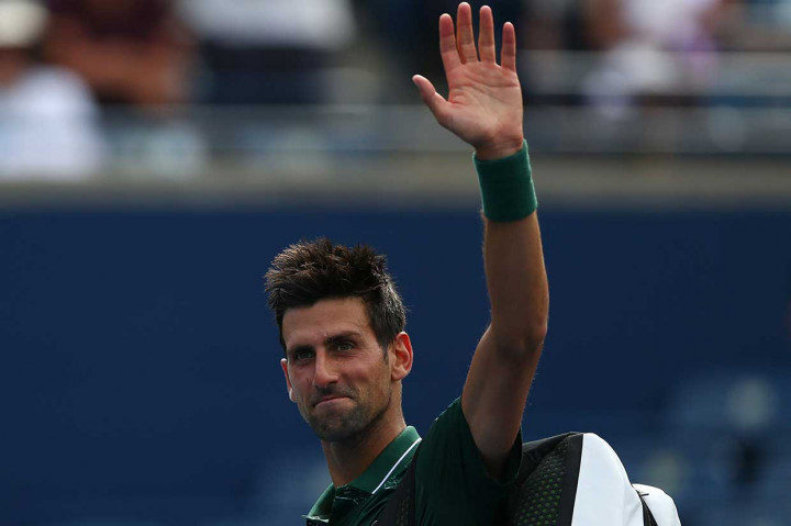 Petenis Serbia Novak Djokovic melambaikan tangan kepada suporter setelah tersingkir di putaran ketiga Piala Rogers, di Toronto, Kanada, Kamis, 9 Agustus 2018 waktu setempat.