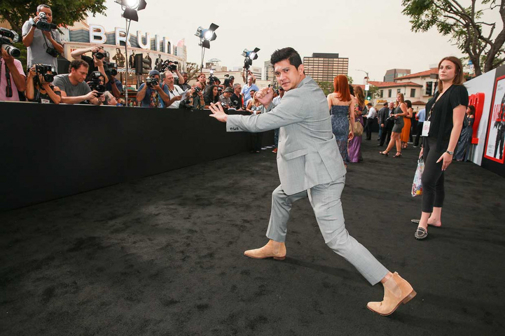 Aktor laga Indonesia Iko Uwais memamerkan beberapa jurus pencak silat saat menghadiri pemutaran perdana film yang juga dia bintangi, Mile 22 di Westwood Village Theatre, Westwood, California, AS, Kamis, 9 Agustus 2018 waktu setempat.