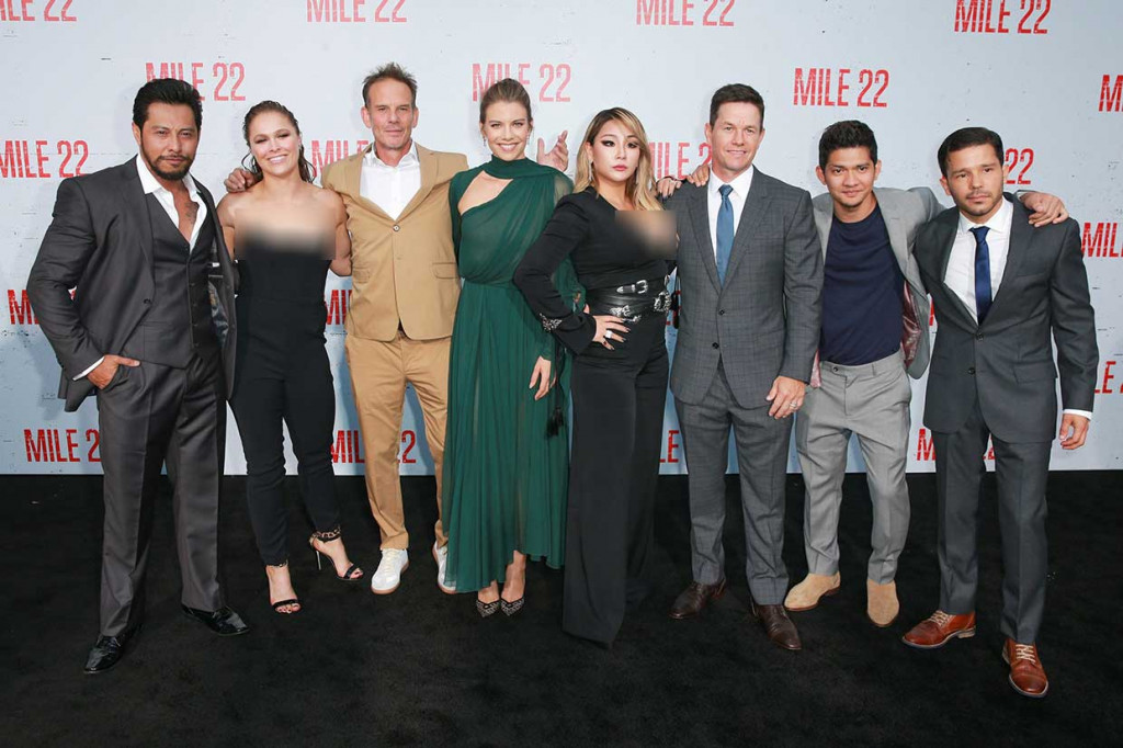 Iko Uwais (kedua kanan) berfoto bersama (dari kiri) Sam Medina, Ronda Rousey, Peter Berg, Lauren Cohan, CL, Mark Wahlberg, Carlo Alban. 