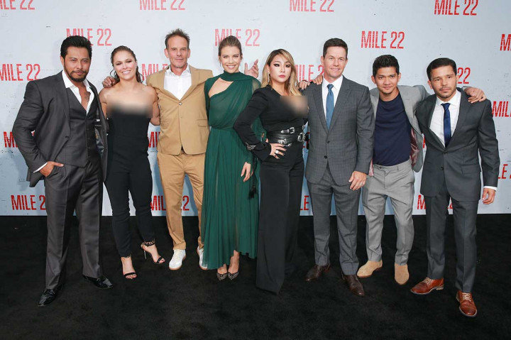 Iko Uwais (kedua kanan) berfoto bersama (dari kiri) Sam Medina, Ronda Rousey, Peter Berg, Lauren Cohan, CL, Mark Wahlberg, Carlo Alban. 