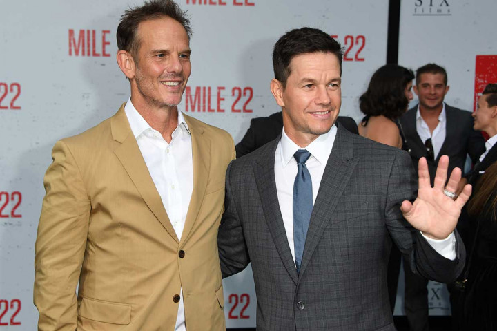 Mile 22 mengisahkan tentang seorang agen CIA, James Silva (Mark Wahlberg) dibantu unit komando taktis rahasia ditugaskan untuk menyeludupkan membawa seorang polisi bernama Li Noor (Iko Uwais), yakni saksi kunci atau informan penting, dari pusat kota menuju pesawat yang sudah menunggunya di bandara. Jarak yang mereka tempuh dari pusat kota ke bandara yakni 22 mil.