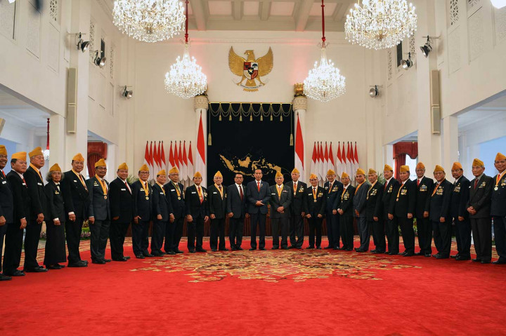 Presiden Joko Widodo (tengah) didampingi Kepala Staf Presiden Moeldoko berfoto dengan pengurus Dewan Pimpinan Pusat Legiun Veteran Republik Indonesia (LVRI) .