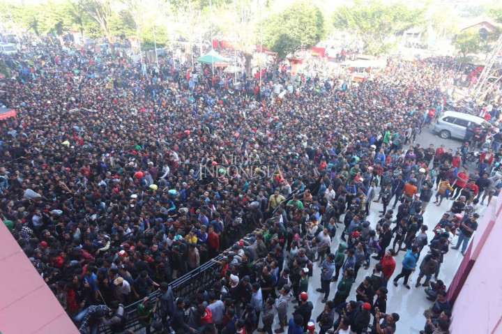 Antrean ribuan suporter terjadi di depan Stadion Gelora Delta Sidoarjo, Sabtu, 11 Agustus pagi, saat loket penjualan tiket belum dibuka. Bahkan antrean ribuan suporter bola ini sudah terjadi sejak Jumat, 10 Agustus malam.