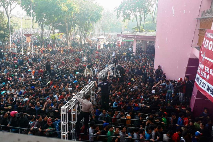 Saat loket dibuka pukul 07.00 WIB Sabtu pagi. Sebanyak 26 ribu tiket kemudian ludes dalam waktu satu setengah jam. Para suporter kecewa karena tidak mendapatkan tiket untuk menyaksikan Bagus Kahfi dan kawan-kawan berlaga di final. Habisnya tiket ini diduga akibat diborong calo.