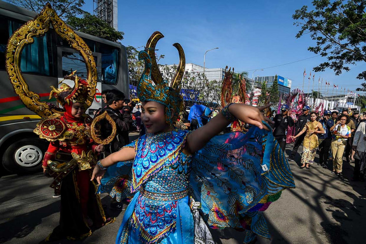 Penari mengiringi tinder box tempat api obor Asian Games 2018 yang dibawa oleh Vice Director Seremoni INASGOC Cerelina Judisari.