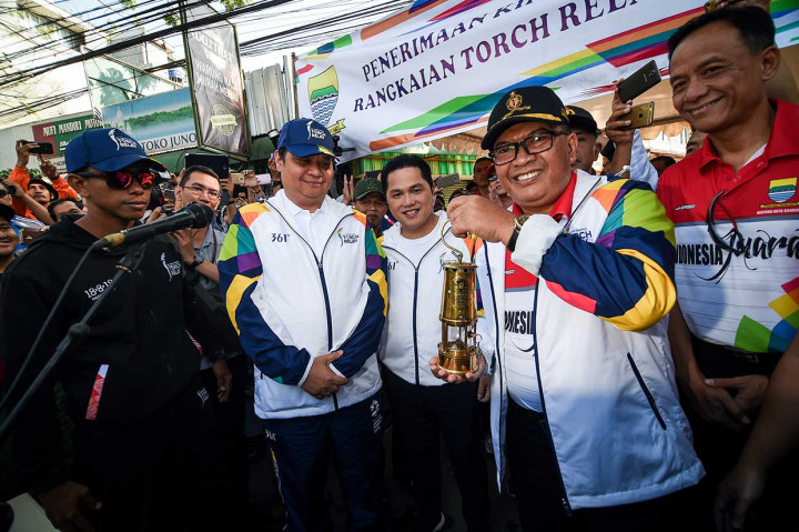 Wakil Wali Kota Bandung Oded M. Danial (kedua kanan) menunjukkan tinder box tempat api obor Asian Games 2018 disaksikan Ketua INASGOC Erick Thohir (tengah) Menteri Perindustrian Airlangga Hartarto.