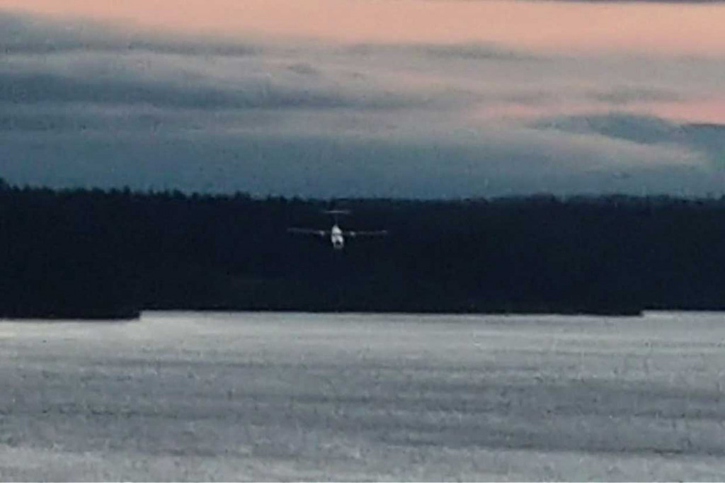 Pesawat tersebut terbang rendah di atas Puget Sound Selatan. Pesawat curian itu merupakan pesawat bermesin ganda Q400 milik Horizon Air, anak perusahaan penerbangan Alaska Airlines.