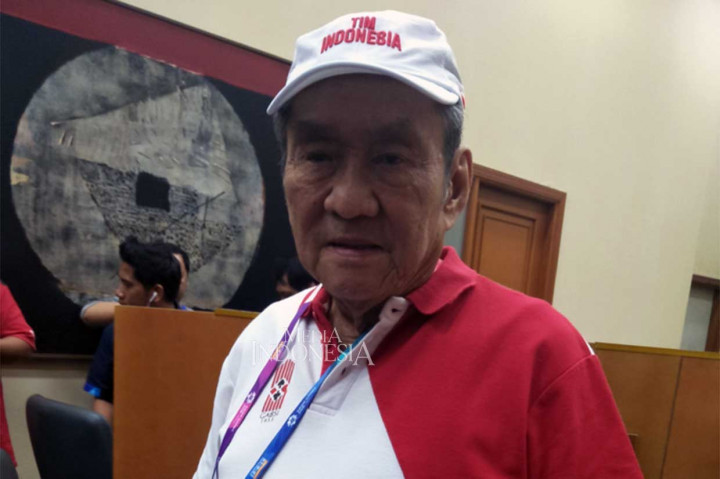 Dalam usianya yang hampir memasuki kepala delapan, Bambang masih terlihat gesit meski secara fisik sudah terlihat banyak kerutan di wajahnya. 