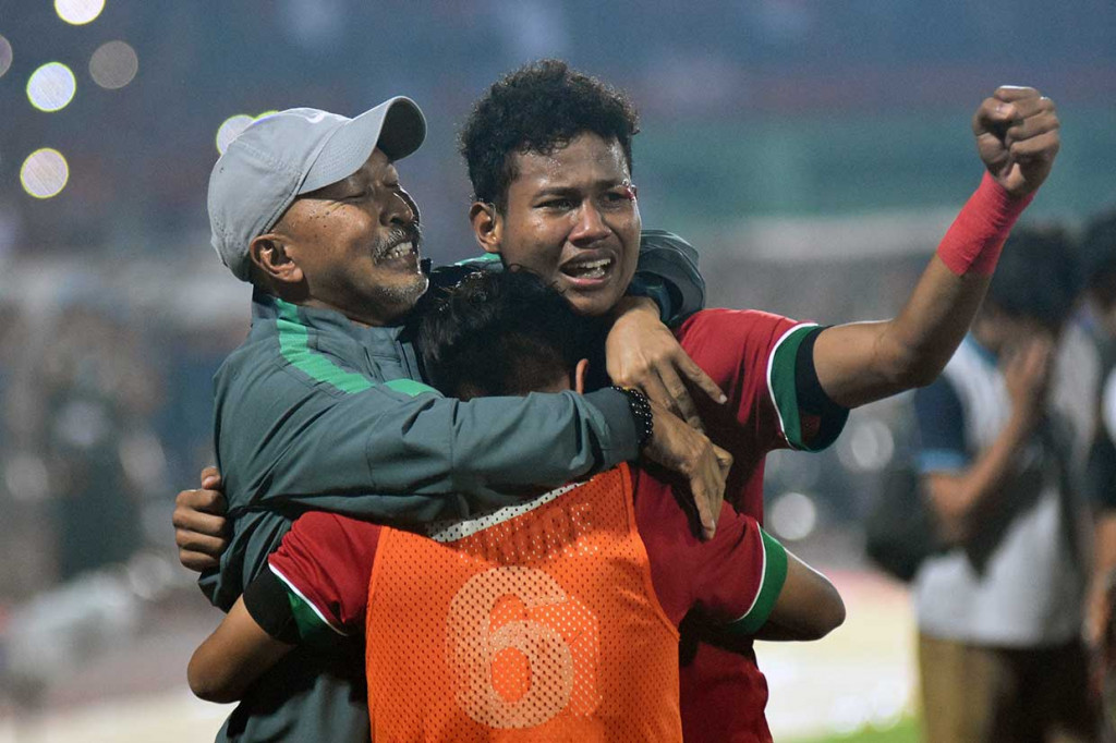 Pelatih Timnas Indonesia U-16 Fakhri Husaini (kiri) memeluk anak asuhnya Amiruddin Bagas Kaffa Arrizqi (kanan) dan David Maulana usai menaklukkan Thailand 4-3 lewat adu penalti.