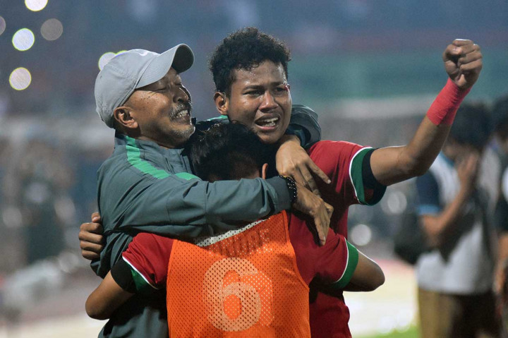 Pelatih Timnas Indonesia U-16 Fakhri Husaini (kiri) memeluk anak asuhnya Amiruddin Bagas Kaffa Arrizqi (kanan) dan David Maulana usai menaklukkan Thailand 4-3 lewat adu penalti.