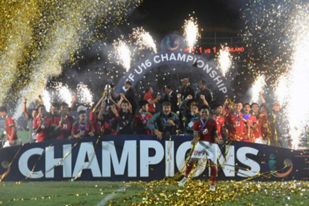 Pesepak bola dan offisial timnas Indonesia melakukan selebrasi usai memenangkan pertandingan Final Piala AFF U-16 di Stadion Gelora Delta Sidoarjo, Jawa Timur, Sabtu, 11 Agustus 2018 malam.