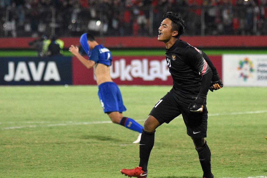 Penjaga gawang Ernando Ari Sutaryadi menjadi pahlawan kemenangan Indonesia dengan menepis dua tendangan penalti pesepakbola Thailand.