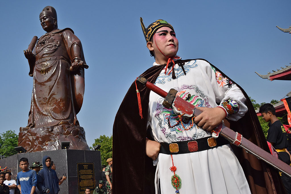 Warga mengenakan kostum Laksamana Cheng Ho dalam kirab Peringatan Kedatangan Laksamana Cheng Ho ke-613 di Kelemnteng Sam Poo Kong, Gedung Batu, Semarang, Jawa Tengah.
